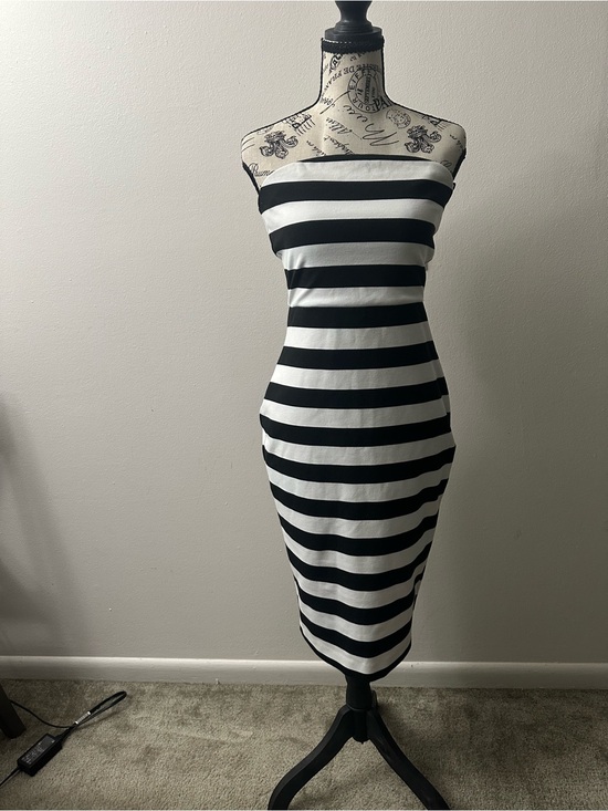 Express Dresses & Skirts - Express Black & White Striped Bodycon Dress Size 6 | Zip Back | Slit Hem